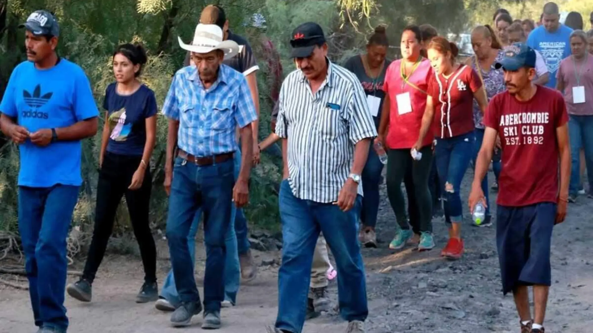 Familiares de mineros atrapados